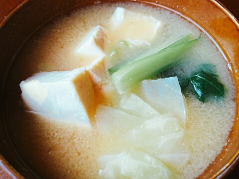 小松菜とキャベツと豆腐のお味噌汁